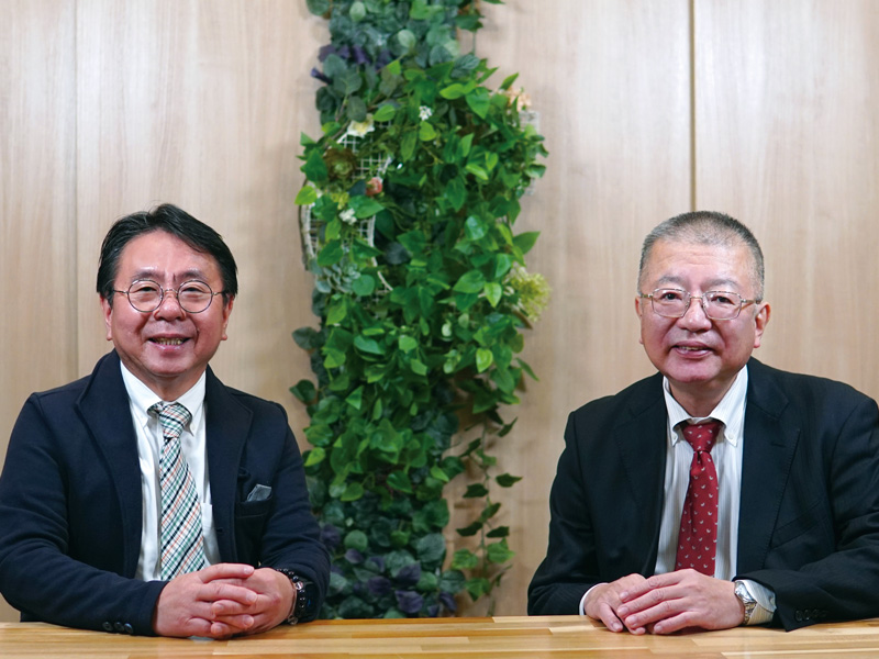 田中徹博士とサステナブル・クルー株式会社代表取締役西屋が笑顔で並んでいる写真
